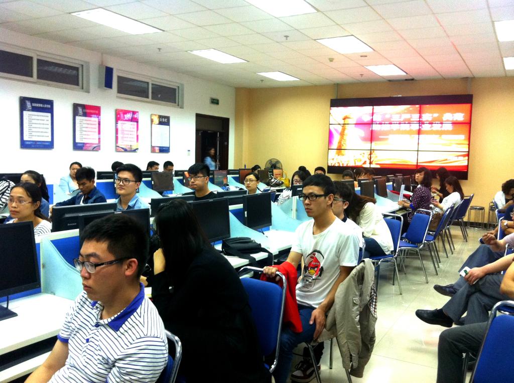 我院全体学生党员参加了此次专题党课